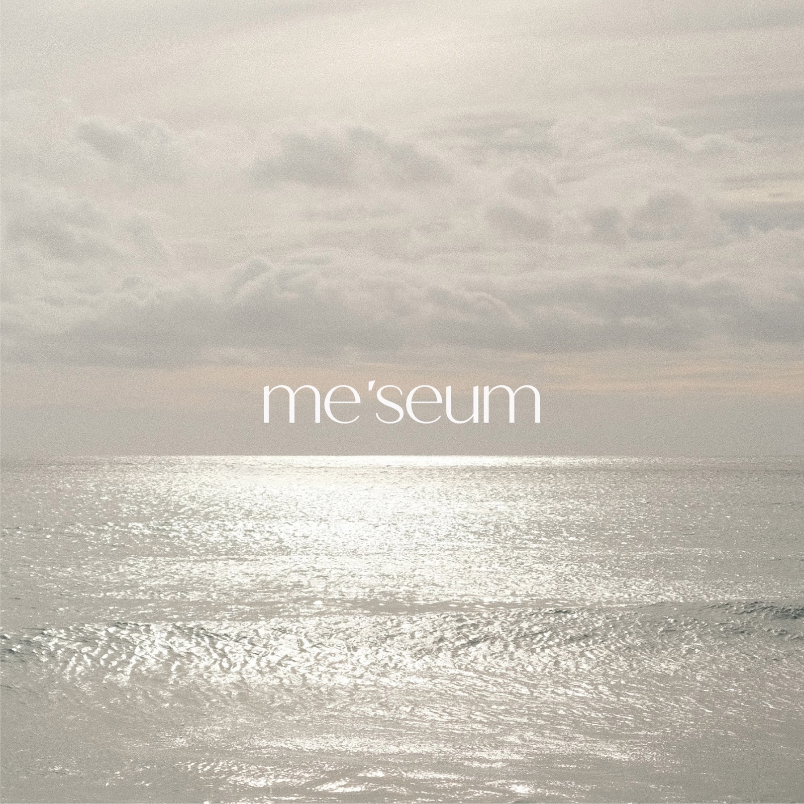 me'seum — 平靜海面與天空，象徵時間靜止的回憶片刻